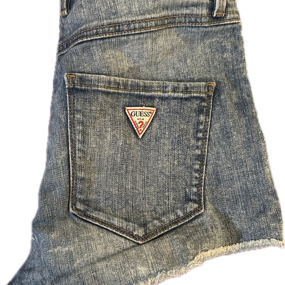 Vintage high waisted Guess jean shorts in acid wash.